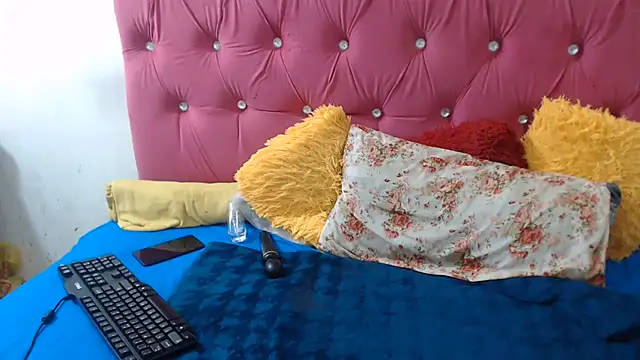 Snapshot of PEACHESX25x chatting on July 6, 4:52 am PEACHESX25x online show from July 6, 4:52 am