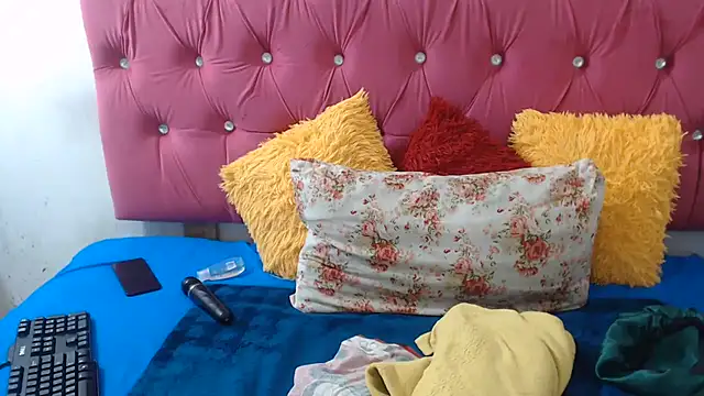 Snapshot of PEACHESX25x chatting on July 6, 4:31 pm PEACHESX25x online show from July 6, 4:31 pm