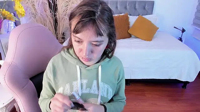 Snapshot of Scarlett__Cooper__1 chatting on June 2, 11:43 am Scarlett Cooper 1 online show from June 2, 11:43 am