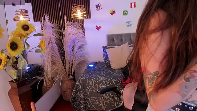 Snapshot of Scarlett__Cooper__1 chatting on June 19, 1:06 pm Scarlett Cooper 1 online show from June 19, 1:06 pm
