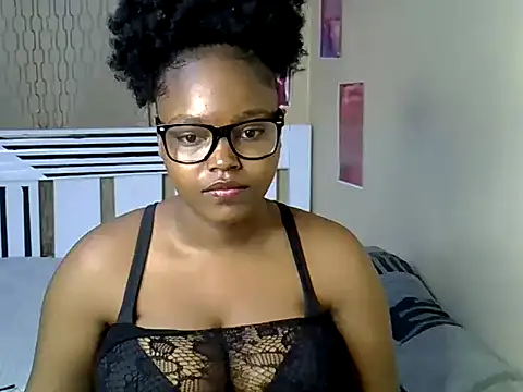 Snapshot of Lucydiva33 chatting on May 27, 8:16 pm Lucydiva33 online show from May 27, 8:16 pm