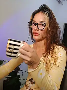 Snapshot of karenarango chatting on June 17, 8:36 am karenarango online show from June 17, 8:36 am