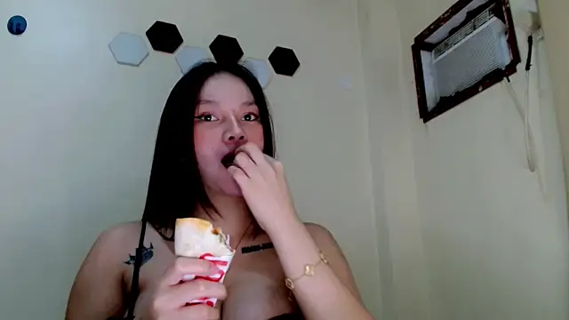 Snapshot of slutty_anna29 chatting on June 3, 3:17 pm slutty anna29 online show from June 3, 3:17 pm