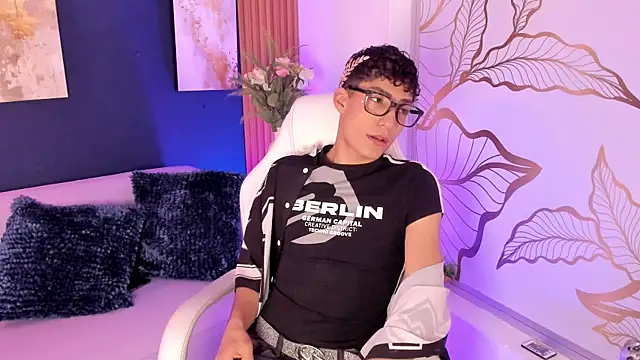 Snapshot of Adann_Scott chatting on June 25, 12:32 pm Adann Scott online show from June 25, 12:32 pm