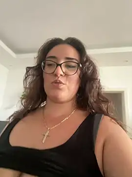 Snapshot of CurvyyMomy chatting on July 17, 11:29 am CurvyyMomy online show from July 17, 11:29 am