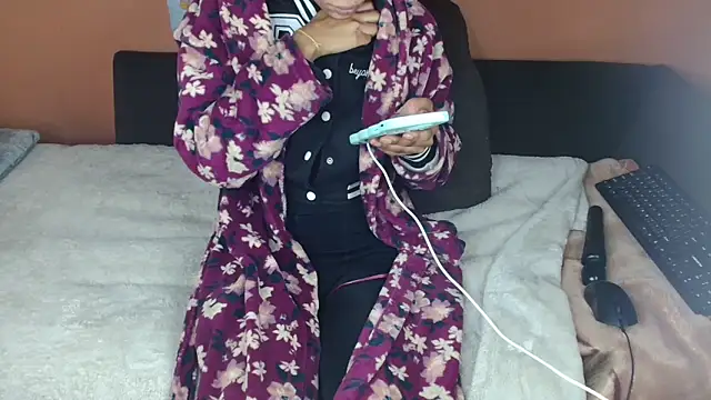 Snapshot of Tiny_Latifah chatting on June 28, 7:47 am Tiny Latifah online show from June 28, 7:47 am