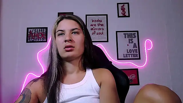 Snapshot of AlisaFrost chatting on June 3, 7:18 pm AlisaFrost online show from June 3, 7:18 pm