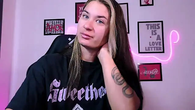 Snapshot of AlisaFrost chatting on June 22, 1:41 pm AlisaFrost online show from June 22, 1:41 pm