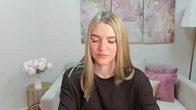 RoxyReignn online show from July 3, 9:10 pm