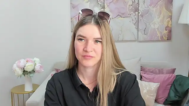 RoxyReignn online show from June 18, 10:04 pm