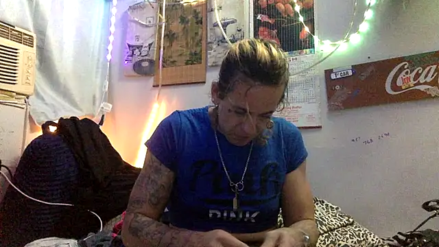 Snapshot of VanillaSnowcones chatting on June 5, 3:33 am VanillaSnowcones online show from June 5, 3:33 am