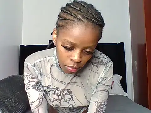 Snapshot of prettytinashe chatting on June 17, 1:05 am prettytinashe online show from June 17, 1:05 am