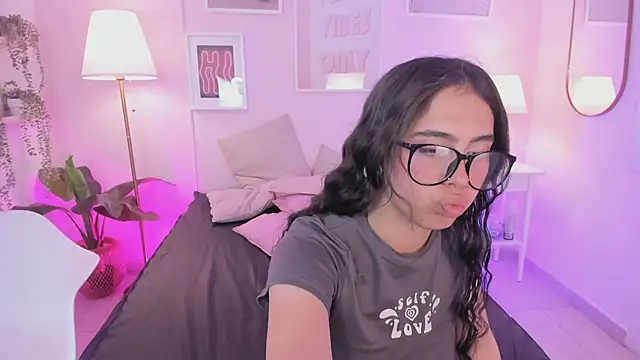 Snapshot of Kimdyy_ chatting on July 13, 7:13 pm Kimdyy online show from July 13, 7:13 pm