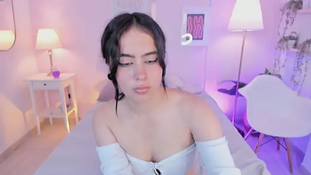 Snapshot of Kimdyy_ chatting on June 22, 7:33 pm Kimdyy online show from June 22, 7:33 pm