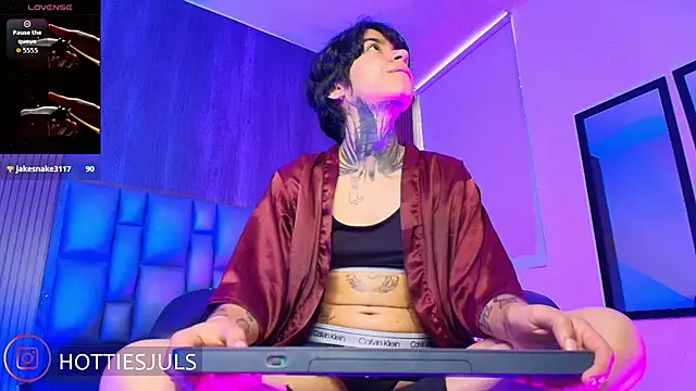 hottiesjuls online show from June 30, 7:36 pm