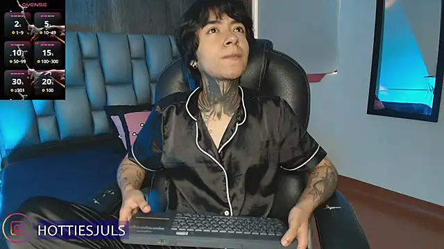 hottiesjuls online show from July 15, 6:59 pm