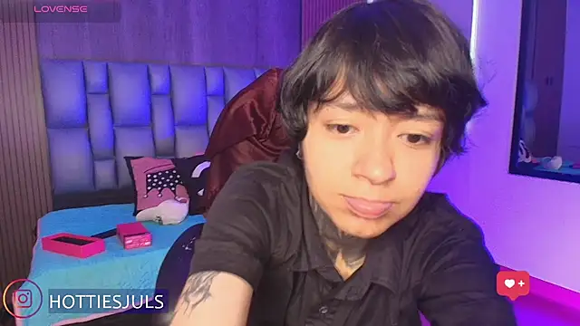 hottiesjuls online show from July 19, 7:10 pm