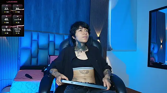 hottiesjuls online show from July 14, 7:31 pm