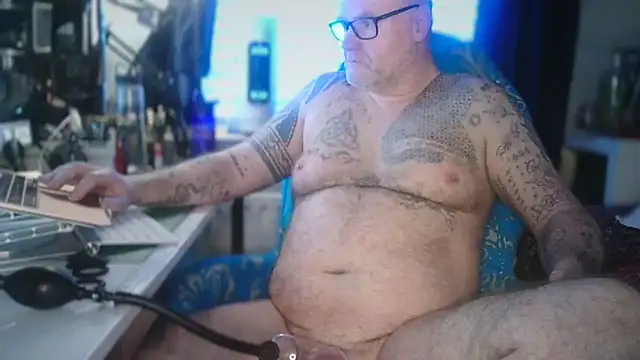 Tattooed Dilf 01 online show from May 31, 8:20 pm