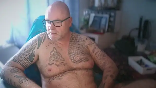 Tattooed Dilf 01 online show from May 31, 8:53 am