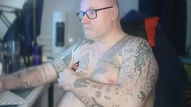 Tattooed Dilf 01 online show from May 29, 10:16 pm