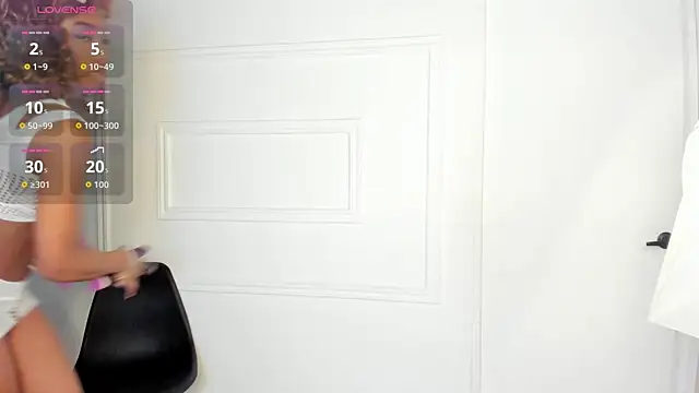 Snapshot of emmaalennox__ chatting on June 4, 7:29 pm emmaalennox online show from June 4, 7:29 pm