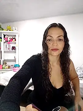 Snapshot of bella-diaz chatting on June 11, 7:33 pm bella-diaz online show from June 11, 7:33 pm