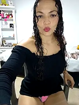Snapshot of bella-diaz chatting on June 16, 4:23 am bella-diaz online show from June 16, 4:23 am