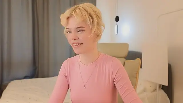 mood berry  online show from May 25, 1:32 pm