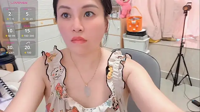 LisaQQQ online show from May 31, 6:08 am