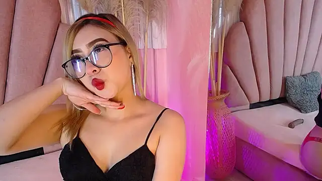 Doll Kitty  online show from June 3, 12:39 pm