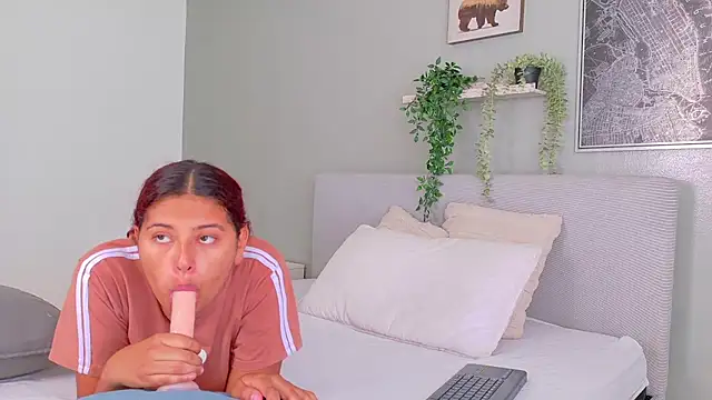 AmeliaLaurent  online show from July 4, 7:29 pm