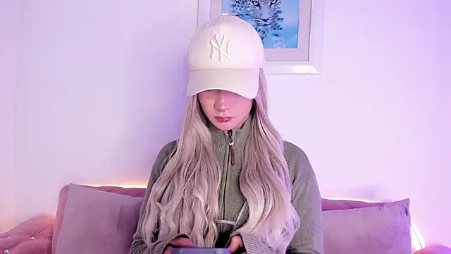 Snapshot of SophieMoneet chatting on May 26, 12:36 pm SophieMoneet online show from May 26, 12:36 pm
