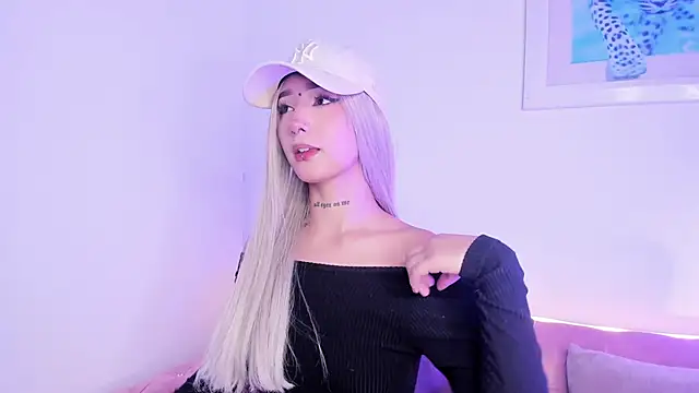 Snapshot of SophieMoneet chatting on May 27, 12:45 pm SophieMoneet online show from May 27, 12:45 pm
