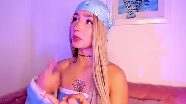 Snapshot of SophieMoneet chatting on July 15, 12:56 pm SophieMoneet online show from July 15, 12:56 pm