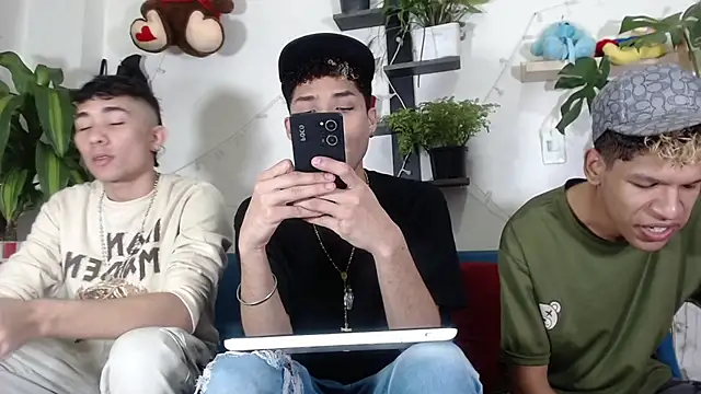Snapshot of STRANGER_BOYS chatting on May 30, 10:15 pm STRANGER BOYS online show from May 30, 10:15 pm