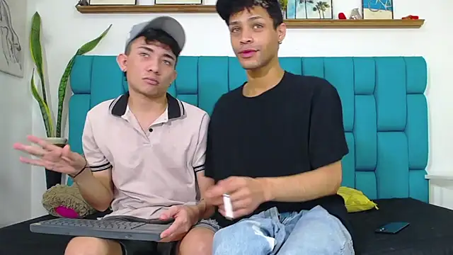 Snapshot of STRANGER_BOYS chatting on June 18, 11:21 pm STRANGER BOYS online show from June 18, 11:21 pm