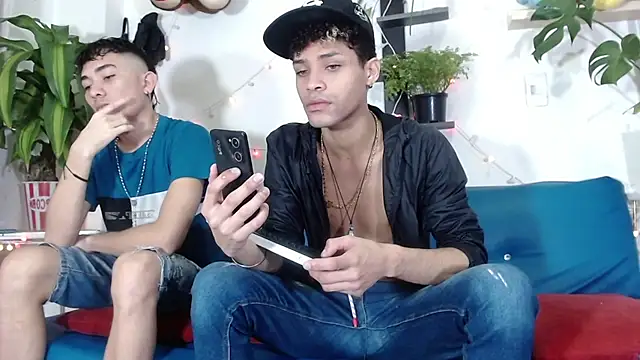 Snapshot of STRANGER_BOYS chatting on May 29, 10:16 pm STRANGER BOYS online show from May 29, 10:16 pm