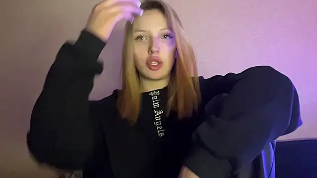 Snapshot of xXMelanieseXx chatting on July 16, 7:22 pm xXMelanieseXx online show from July 16, 7:22 pm