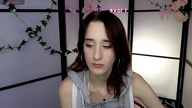 LolaWhitmore online show from May 28, 1:06 pm