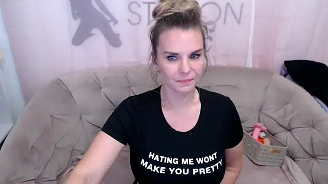 AischePervers online show from November 11, 7:30 pm