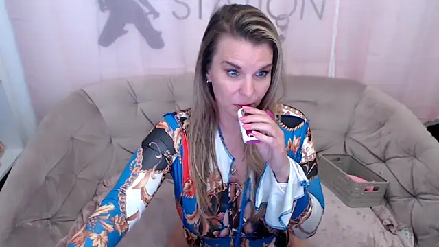 Snapshot of AischePervers chatting on September 11, 7:03 pm AischePervers online show from September 11, 7:03 pm