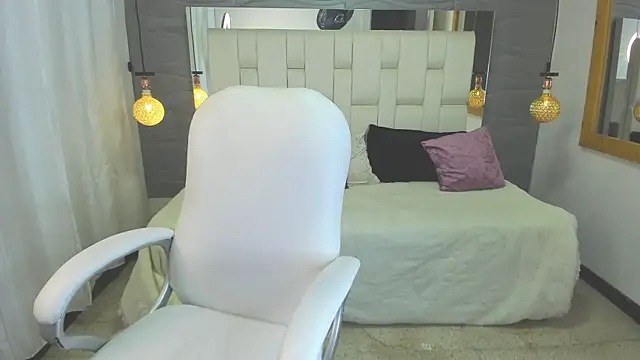 Snapshot of Miranda__Green chatting on July 4, 1:48 pm Miranda Green online show from July 4, 1:48 pm