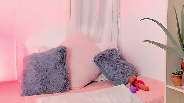 Snapshot of SarahRouge chatting on July 16, 1:57 am SarahRouge online show from July 16, 1:57 am