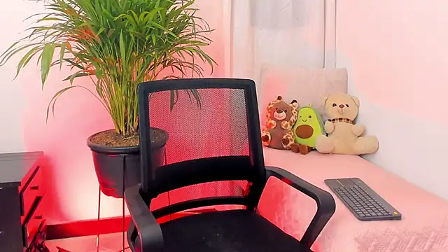 Snapshot of SarahRouge chatting on July 5, 4:19 am SarahRouge online show from July 5, 4:19 am