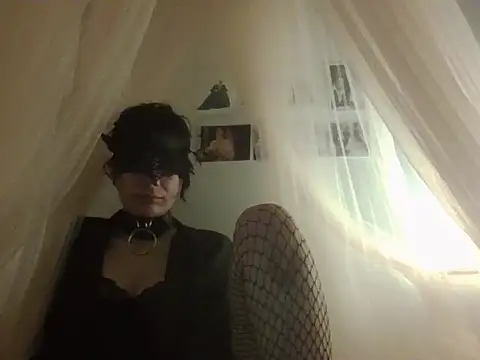 Snapshot of Nyx_Nuit chatting on June 12, 11:24 pm Nyx Nuit online show from June 12, 11:24 pm