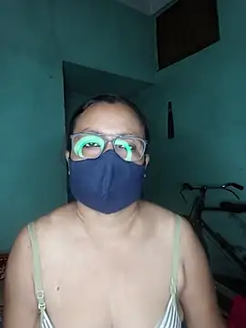 Snapshot of MoonLusty chatting on June 25, 5:12 am MoonLusty online show from June 25, 5:12 am