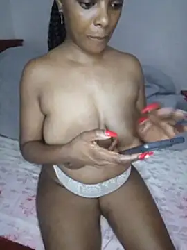 Snapshot of creamiequeen chatting on June 11, 11:35 pm creamiequeen online show from June 11, 11:35 pm