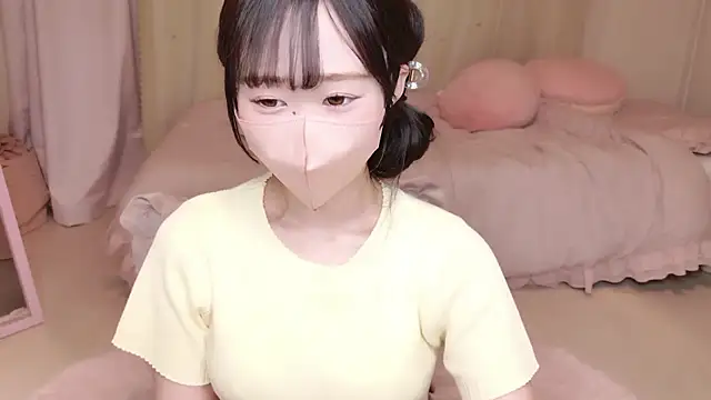 Snapshot of YURInya_ chatting on June 10, 12:39 pm YURInya online show from June 10, 12:39 pm