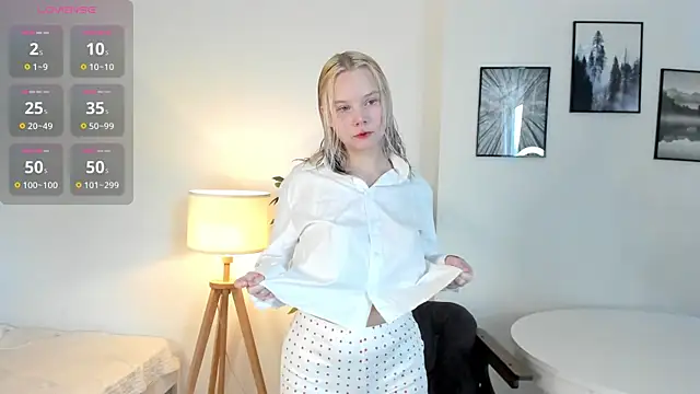 Snapshot of Shy_nikka_4you chatting on June 1, 2:34 am Shy nikka 4you online show from June 1, 2:34 am